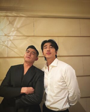 Fu Meng-Po Instagram - 本日公休的奇幻旅程。
熱愛這件事的夥伴們，
不論幕前幕後，
所有的人都值得敬佩。

#金馬60 
非常棒、非常閃耀的一場典禮。

阿玲！！！
騎著金馬奔騰啦！！！

再次恭喜🎉🎉🎉
@beatricefang 
@_hungpeiyu 

謝謝最辛苦的夥伴們
@juntsai__ 
@sovenhomuha 

@goldenhorsefilmfestival 
@dayoff0303 

@pochiehwang 我們再接再厲🍻