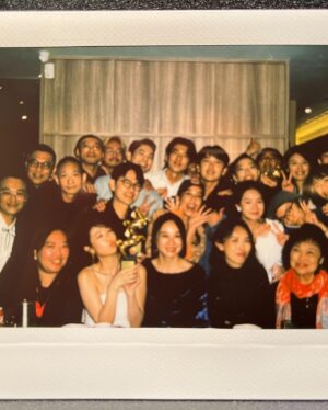 Fu Meng-Po Instagram - 本日公休的奇幻旅程。
熱愛這件事的夥伴們，
不論幕前幕後，
所有的人都值得敬佩。

#金馬60 
非常棒、非常閃耀的一場典禮。

阿玲！！！
騎著金馬奔騰啦！！！

再次恭喜🎉🎉🎉
@beatricefang 
@_hungpeiyu 

謝謝最辛苦的夥伴們
@juntsai__ 
@sovenhomuha 

@goldenhorsefilmfestival 
@dayoff0303 

@pochiehwang 我們再接再厲🍻
