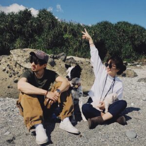 Fu Meng-Po Instagram - 2013年我們認識了彼此，
今年是在一起的第11年，
謝謝這些年所有的包容與呵護，
謝謝我們一起經歷過的那些大喜大悲，
謝謝所有的歡笑與爭吵，
謝謝妳，讓我有機會學習愛。

而今天是我37歲生日，
藉此想跟大家分享一點喜悅，
就是⋯
我除了成為人夫，還要成為爸爸了。
說不緊張絕對是騙人的，
但接下來的事，接下來再說吧，
這幾年學會的就是不要預設太多，
一切都是最好的安排。

謝謝所有的所有，
也祝大家平安喜樂。

昨天算是第一個母親節吧？
可以一起祝安安母親節快樂嗎？
😆
