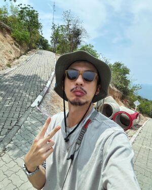 Fu Meng-Po Instagram - 在泰國待了好久，
終於有機會，
騎車、看海🏝️
