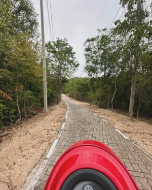 Fu Meng-Po Instagram - 在泰國待了好久，
終於有機會，
騎車、看海🏝️
