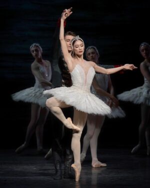 Fumi Kaneko Instagram - Unexpected Swan Lake at @royaloperahouse tonight with @vadimmuntagirovofficial 🦢✨ 

Sending @claire123 much love and healing energy, a super woman/mama❤️‍🩹❤️ 

Photos from act 2&4 by @dancersdiary 🙏✨