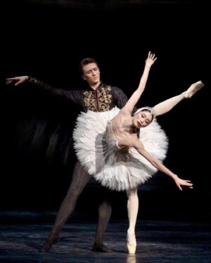 Fumi Kaneko Instagram - Unexpected Swan Lake at @royaloperahouse tonight with @vadimmuntagirovofficial 🦢✨ 

Sending @claire123 much love and healing energy, a super woman/mama❤️‍🩹❤️ 

Photos from act 2&4 by @dancersdiary 🙏✨
