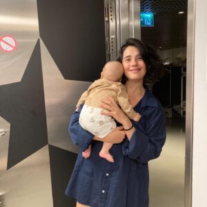 Funda Eryiğit Instagram - canım civan. senden bahsetmeden bu sezonu kapatamam. :) oğlum önce karnımda sahne üzerinde, doğduktan sonra hem yanımda, hem aklımda, hem kalbimde bana muhteşem bir eşlikçi oldu. varlığı her şeyi daha da güzelleştiriyo, ona teşekkürlerim sonsuz. önümüzdeki sezon sahnede, sahne arkasında koşturacağı günleri düşündükçe gözlerim doluyo. :) 

herşey ekip arkadaşlarımın sevgisi ve desteği sayesinde inanılmaz kolaylaştı. hepinizi kucaklıyorum!  @sakm_online @piuent ailesi ve @cemilthedemirok @sadrialisik tüm süreç boyunca anlayışınız, özeniniz ve sağladığınız konfor için ne kadar teşekkür etsem az. bu serüvende iyi ki sizinle birlikteyim. 🍀

4. sezonda görüşmek üzere!