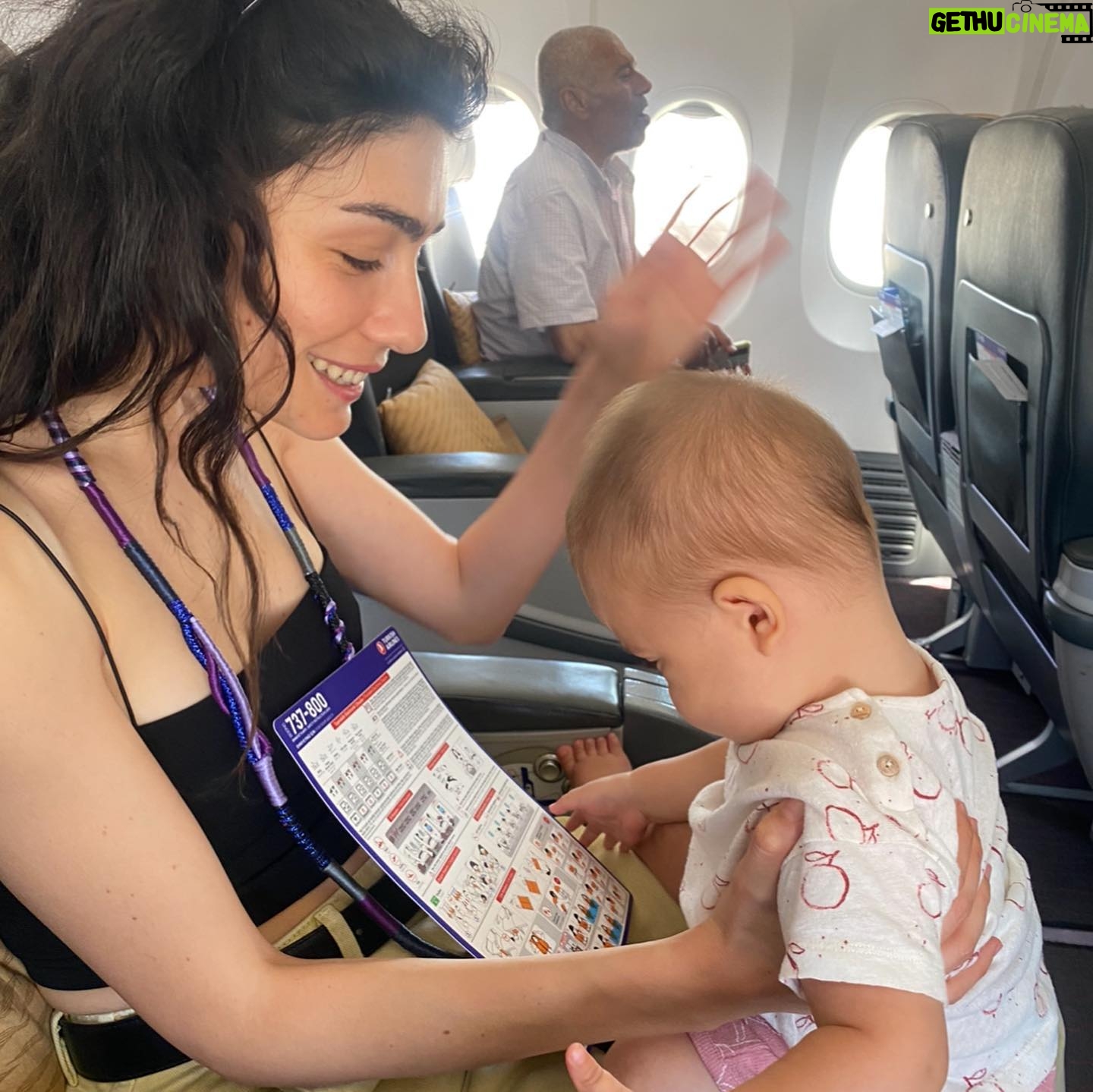 Funda Eryiğit - 34.6K Likes - canım civan. senden bahsetmeden bu sezonu kapatamam. :) oğlum önce karnımda sahne üzerinde, doğduktan sonra hem yanımda, hem aklımda, hem kalbimde bana muhteşem bir eşlikçi oldu. varlığı her şeyi daha da güzelleştiriyo, ona teşekkürlerim sonsuz. önümüzdeki sezon sahnede, sahne arkasında koşturacağı günleri düşündükçe gözlerim doluyo. :)
herşey ekip arkadaşlarımın sevgisi ve desteği sayesinde inanılmaz kolaylaştı. hepinizi kucaklıyorum! @sakm_online @piuent ailesi ve @cemilthedemirok @sadrialisik tüm süreç boyunca anlayışınız, özeniniz ve sağladığınız konfor için ne kadar teşekkür etsem az. bu serüvende iyi ki sizinle birlikteyim. 🍀
4. sezonda görüşmek üzere!