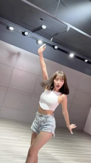 Furby Chen Instagram - -
那天練舞 大家都一直說這首屁股很難跳
我就說 ： 真的 女團的女生到底怎麼跳的？
@tanniehuang : 裝電池啊 🔋 她們屁股有裝電池

🤣🤣🤣😅
我快笑死
去哪裡裝？麻煩帶我去一下
那個屁股我不會跳 這首你們就看表情給過行嗎😗

教室
@idancestudiotw 
@kerowang69