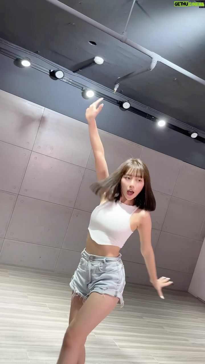 Furby Chen - 4.6K Likes - -
那天練舞 大家都一直說這首屁股很難跳
我就說 : 真的 女團的女生到底怎麼跳的?
@tanniehuang : 裝電池啊 🔋 她們屁股有裝電池
🤣🤣🤣😅
我快笑死
去哪裡裝?麻煩帶我去一下
那個屁股我不會跳 這首你們就看表情給過行嗎😗
教室
@idancestudiotw
@kerowang69