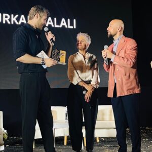 Furkan Palalı Instagram - Başka bir ülkede, kendi topraklarımızın hikayesiyle uluslararası en iyi erkek oyuncu ödülünü kazanmış olmak onur verici.. İnanılmaz bir ilgi ve sevgiyle karşılanmak, bambaşka coğrafyanın insanlarıyla aynı duygularda buluşmak inanılmaz bir duygu..Emeklerimiz dünyanın bir çok yerinde karşılığını buluyor. Tüm İtalya halkına sıcakkanlılıkları ve samimiyetleri için çok teşekkür ederim. En yakın zamanda tekrar görüşmek üzere.. 🤗🫶🏻🏆È un onore vincere il premio come miglior attore in un altro paese con la storia della nostra terra.  Essere accolto con l’affetto, incontrare persone di una geografia completamente diversa gli stessi sentimenti, é una sensazione incredibile... I nostri sforzi sono premiati in molte parti del mondo.  Vorrei ringraziare tutto il popolo italiano per la loro sincerità.  Ci rivediamo presto..