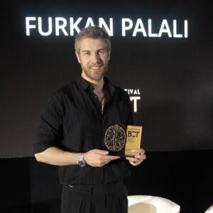Furkan Palalı Instagram - Başka bir ülkede, kendi topraklarımızın hikayesiyle uluslararası en iyi erkek oyuncu ödülünü kazanmış olmak onur verici.. İnanılmaz bir ilgi ve sevgiyle karşılanmak, bambaşka coğrafyanın insanlarıyla aynı duygularda buluşmak inanılmaz bir duygu..Emeklerimiz dünyanın bir çok yerinde karşılığını buluyor. Tüm İtalya halkına sıcakkanlılıkları ve samimiyetleri için çok teşekkür ederim. En yakın zamanda tekrar görüşmek üzere.. 🤗🫶🏻🏆È un onore vincere il premio come miglior attore in un altro paese con la storia della nostra terra.  Essere accolto con l’affetto, incontrare persone di una geografia completamente diversa gli stessi sentimenti, é una sensazione incredibile... I nostri sforzi sono premiati in molte parti del mondo.  Vorrei ringraziare tutto il popolo italiano per la loro sincerità.  Ci rivediamo presto..