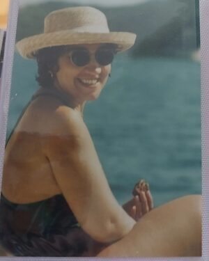 Füsun Demirel Instagram - 90'lı yıllardan  FD fotosu buldum. 💜 💙🩷
Elimde kurabiye, denize karşı,yine gülücük 
Dağıtımındayım.  Kim bilir  belki bir filmi yeni bitirdim 
Ya da yeni bir proje geldi  sevindim... belki bir Dario Fo çevirisi henüz bitmişti... ya da sahnelenecekti mutluydum... biz hep işimizi  düşündük...ürettik, ürettik. 
Ne heyecanlı  idealist  sanat aşıkları idik.
İyi ki hayatı  sağmışız doyasıya.💜💙🩷