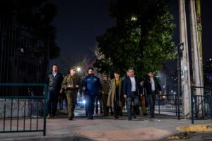 Gabriel Boric Instagram - La seguridad es la primera prioridad de la población y también la mía como Presidente de Chile. Esta noche acompañé en San Miguel a carabineros y funcionarios públicos del Ministerio de Transportes, Salud, Senda, SII y otros servicios en el inicio de los masivos operativos que estamos realizando en la Región Metropolitana y otros puntos del país. 

Como Gobierno tenemos el deber de prevenir y actuar para garantizar la tranquilidad de las familias honestas y trabajadoras. Por eso seguimos trabajando firme para que las policías puedan ejercer su labor con mejores equipos, más protegidos y con una legislación que nos permita enfrentar la delincuencia en serio.