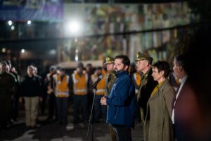 Gabriel Boric Instagram - La seguridad es la primera prioridad de la población y también la mía como Presidente de Chile. Esta noche acompañé en San Miguel a carabineros y funcionarios públicos del Ministerio de Transportes, Salud, Senda, SII y otros servicios en el inicio de los masivos operativos que estamos realizando en la Región Metropolitana y otros puntos del país. 

Como Gobierno tenemos el deber de prevenir y actuar para garantizar la tranquilidad de las familias honestas y trabajadoras. Por eso seguimos trabajando firme para que las policías puedan ejercer su labor con mejores equipos, más protegidos y con una legislación que nos permita enfrentar la delincuencia en serio.
