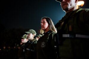 Gabriel Boric Instagram - La seguridad es la primera prioridad de la población y también la mía como Presidente de Chile. Esta noche acompañé en San Miguel a carabineros y funcionarios públicos del Ministerio de Transportes, Salud, Senda, SII y otros servicios en el inicio de los masivos operativos que estamos realizando en la Región Metropolitana y otros puntos del país. 

Como Gobierno tenemos el deber de prevenir y actuar para garantizar la tranquilidad de las familias honestas y trabajadoras. Por eso seguimos trabajando firme para que las policías puedan ejercer su labor con mejores equipos, más protegidos y con una legislación que nos permita enfrentar la delincuencia en serio.