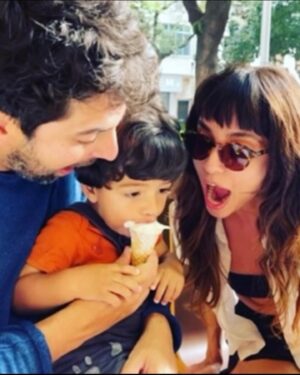 Gabriel Louchard Instagram - Hoje é dia dela!!!
Eu adoro esse momento de homenagem porque é a hora que dou aquela viajada no rolo de fotos e vou relembrando cada momento delicioso que passamos em todos esses anos. São muitos, inúmeros…. Olha… como aproveitamos juntos os nossos dias! Aliás, eu fico pensando se o dia pra ela realmente tem 24h e a semana 7 dias. Como consegue dentro de um dia trabalhar enlouquecidamente, com uma vontade, criatividade e entendimento absurdo do que faz. Ser a mãe espetacular que é, dedicada a entender mais e mais a maternidade a cada dia, compreender o ser humaninho novo, amar infinitamente e leoninamente o teleco teco. A esposa maravilhosa, parceira, foda, mulher linda!! A psicóloga de alguns amigos, conselheira de outros…..
Tem pessoas que são especias e insubstituíveis, de verdade.
Essa é a Nati. ❤️❤️
Vivaaa! Parabéns amor!!!