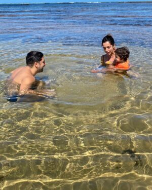 Gabriel Louchard Instagram - Hoje é dia dela!!!
Eu adoro esse momento de homenagem porque é a hora que dou aquela viajada no rolo de fotos e vou relembrando cada momento delicioso que passamos em todos esses anos. São muitos, inúmeros…. Olha… como aproveitamos juntos os nossos dias! Aliás, eu fico pensando se o dia pra ela realmente tem 24h e a semana 7 dias. Como consegue dentro de um dia trabalhar enlouquecidamente, com uma vontade, criatividade e entendimento absurdo do que faz. Ser a mãe espetacular que é, dedicada a entender mais e mais a maternidade a cada dia, compreender o ser humaninho novo, amar infinitamente e leoninamente o teleco teco. A esposa maravilhosa, parceira, foda, mulher linda!! A psicóloga de alguns amigos, conselheira de outros…..
Tem pessoas que são especias e insubstituíveis, de verdade.
Essa é a Nati. ❤️❤️
Vivaaa! Parabéns amor!!!