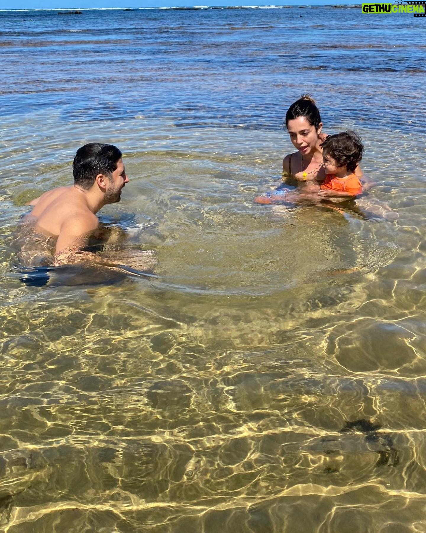 Gabriel Louchard - 1K Likes - Hoje Ć© dia dela!!!
Eu adoro esse momento de homenagem porque Ć© a hora que dou aquela viajada no rolo de fotos e vou relembrando cada momento delicioso que passamos em todos esses anos. SĆ£o muitos, inĆŗmerosā¦. Olha⦠como aproveitamos juntos os nossos dias! AliĆ”s, eu fico pensando se o dia pra ela realmente tem 24h e a semana 7 dias. Como consegue dentro de um dia trabalhar enlouquecidamente, com uma vontade, criatividade e entendimento absurdo do que faz. Ser a mĆ£e espetacular que Ć©, dedicada a entender mais e mais a maternidade a cada dia, compreender o ser humaninho novo, amar infinitamente e leoninamente o teleco teco. A esposa maravilhosa, parceira, foda, mulher linda!! A psicóloga de alguns amigos, conselheira de outrosā¦..
Tem pessoas que sĆ£o especias e insubstituĆveis, de verdade.
Essa Ć© a Nati. ā¤ļøā¤ļø
Vivaaa! ParabƩns amor!!!