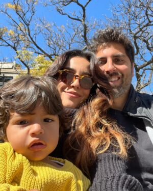 Gabriel Louchard Instagram - Hoje é dia dela!!!
Eu adoro esse momento de homenagem porque é a hora que dou aquela viajada no rolo de fotos e vou relembrando cada momento delicioso que passamos em todos esses anos. São muitos, inúmeros…. Olha… como aproveitamos juntos os nossos dias! Aliás, eu fico pensando se o dia pra ela realmente tem 24h e a semana 7 dias. Como consegue dentro de um dia trabalhar enlouquecidamente, com uma vontade, criatividade e entendimento absurdo do que faz. Ser a mãe espetacular que é, dedicada a entender mais e mais a maternidade a cada dia, compreender o ser humaninho novo, amar infinitamente e leoninamente o teleco teco. A esposa maravilhosa, parceira, foda, mulher linda!! A psicóloga de alguns amigos, conselheira de outros…..
Tem pessoas que são especias e insubstituíveis, de verdade.
Essa é a Nati. ❤️❤️
Vivaaa! Parabéns amor!!!