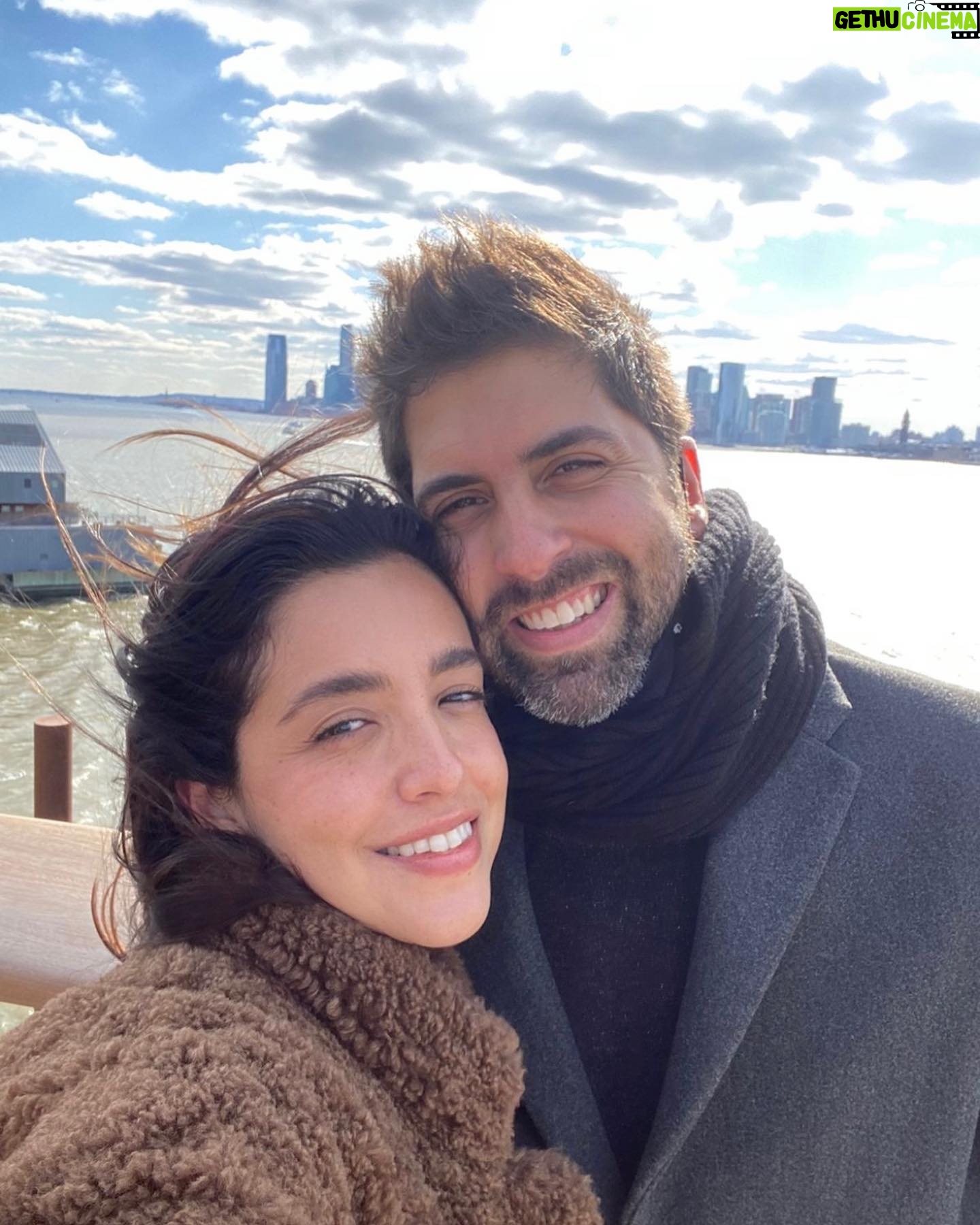 Gabriel Louchard - 1K Likes - Hoje Ć© dia dela!!!
Eu adoro esse momento de homenagem porque Ć© a hora que dou aquela viajada no rolo de fotos e vou relembrando cada momento delicioso que passamos em todos esses anos. SĆ£o muitos, inĆŗmerosā¦. Olha⦠como aproveitamos juntos os nossos dias! AliĆ”s, eu fico pensando se o dia pra ela realmente tem 24h e a semana 7 dias. Como consegue dentro de um dia trabalhar enlouquecidamente, com uma vontade, criatividade e entendimento absurdo do que faz. Ser a mĆ£e espetacular que Ć©, dedicada a entender mais e mais a maternidade a cada dia, compreender o ser humaninho novo, amar infinitamente e leoninamente o teleco teco. A esposa maravilhosa, parceira, foda, mulher linda!! A psicóloga de alguns amigos, conselheira de outrosā¦..
Tem pessoas que sĆ£o especias e insubstituĆveis, de verdade.
Essa Ć© a Nati. ā¤ļøā¤ļø
Vivaaa! ParabƩns amor!!!