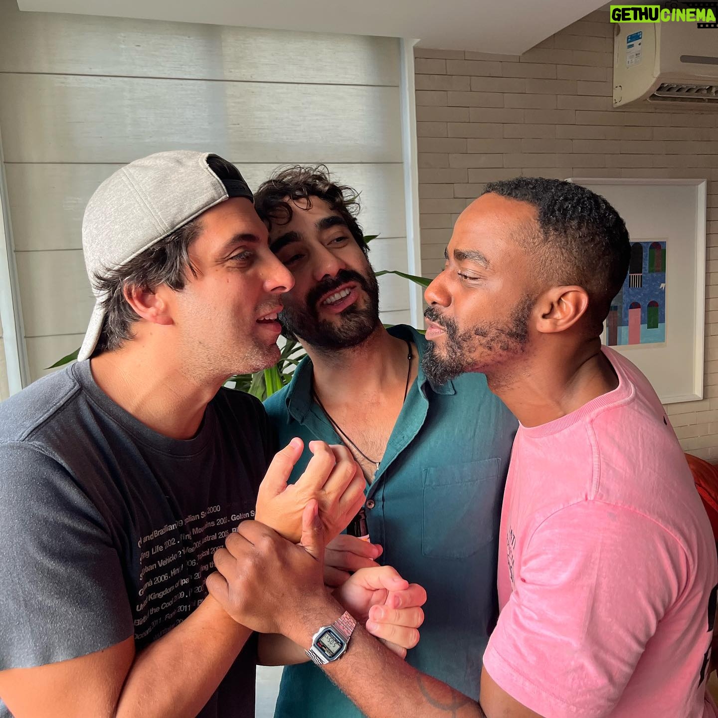 Gabriel Louchard - 873 Likes - Ensaio para a capa da nova temporada de #homens? SerĆ”???
@gabriel_godoy avisei que o @raphaellogam tinha que estar sem camisa pra engajar!