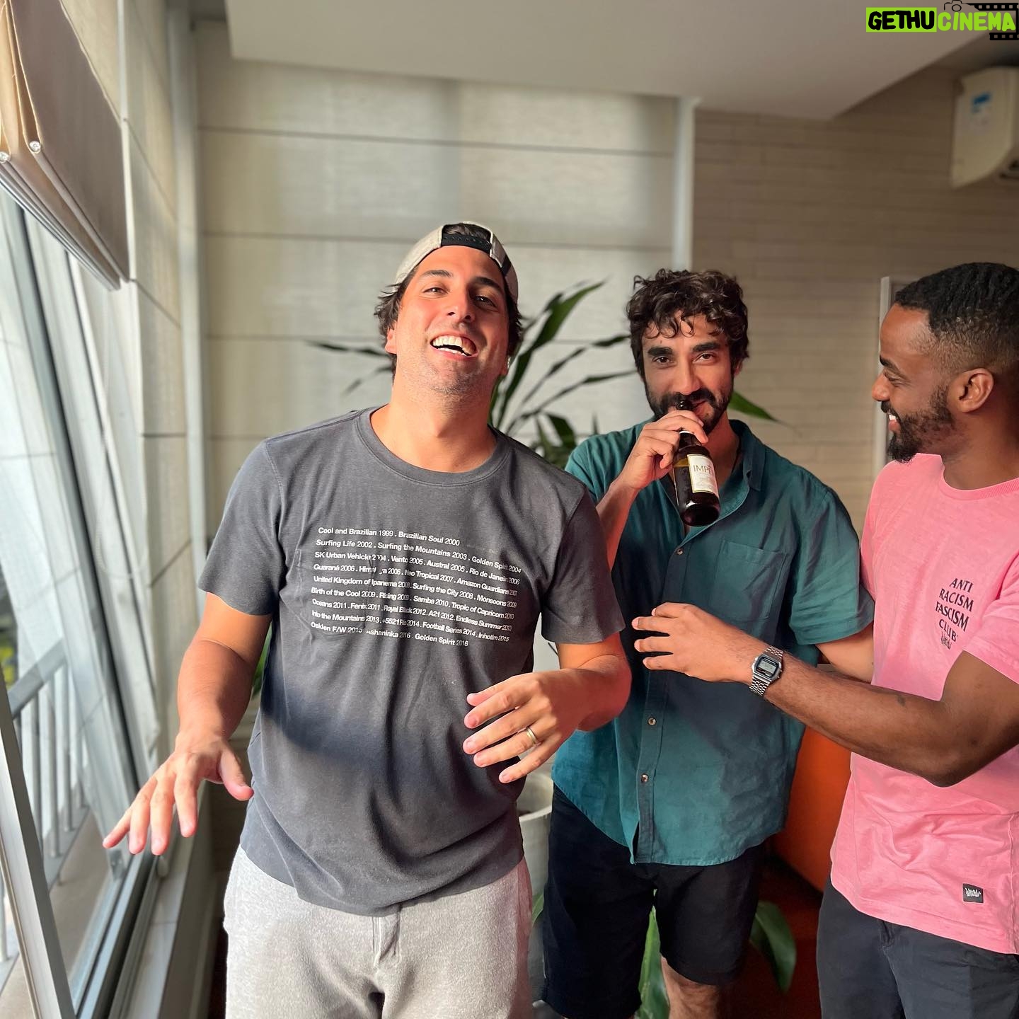 Gabriel Louchard - 873 Likes - Ensaio para a capa da nova temporada de #homens? SerĆ”???
@gabriel_godoy avisei que o @raphaellogam tinha que estar sem camisa pra engajar!