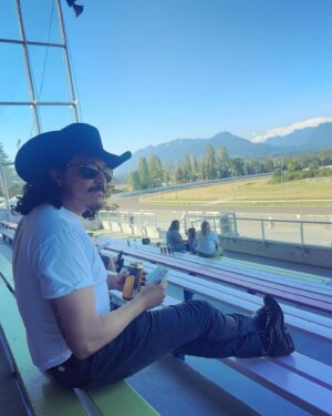 Gabriel Luna Instagram - Bluebird skies and the ponies were fast. Good day. @hastings_racecourse 🐎