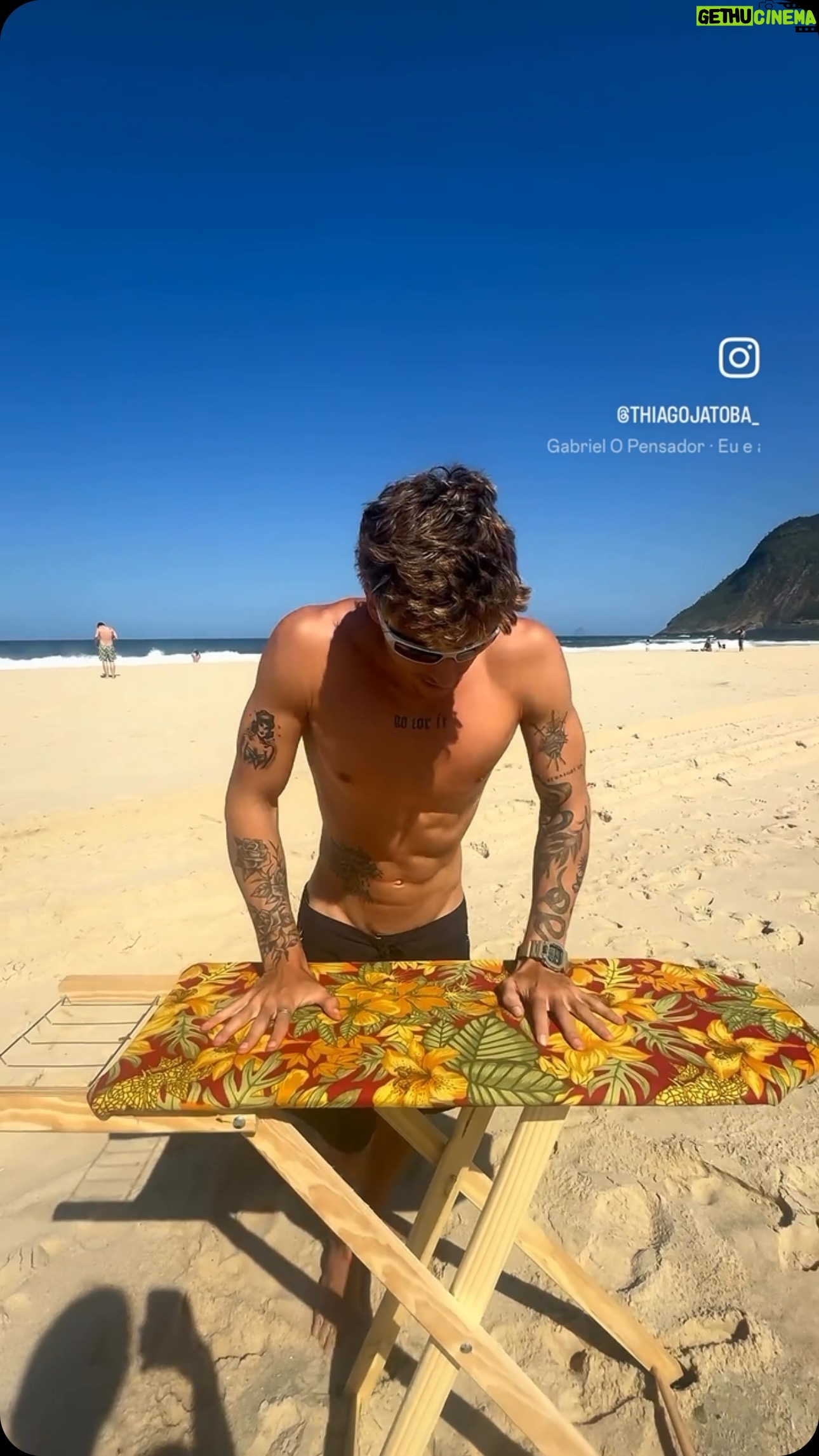 Gabriel, O Pensador - 250.2K Likes - Imagina se a moda pega! @thiagojatoba_ levou ao pé da letra a ideia da música e foi pegar umas ondas com a tábua de passar! Tirou onda hahaha a dois passos do paraíso em Itacoatiara 🤙🏼