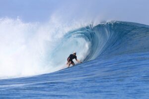Gabriel, O Pensador Instagram - Saudade de sair feliz de um tubão assim igual ao @gabrielmedina na foto emblemática no Tahiti! É uma das melhores sensações possíveis, dificil explicar, euforia, adrenalina, coragem e medo, conexão com a natureza, superação, muita coisa boa… por isso mesmo imagens descrevem melhor do que palavras. Nosso time do @cbsurfoficial está inspirando muita gente e me deixou louco pra voltar a desafiar as bombas! 💣🌊 Vamo Brasiiil!!!🇧🇷
Música Obrigado mar por isso tudo feat. @makuarothman Fotos @kanduivillas @hiddenbayresortmentawais e @sacraficialamb