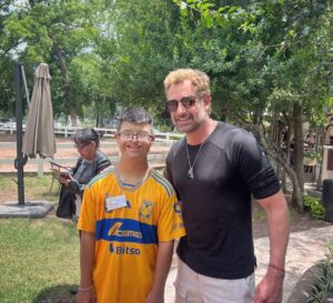 Gabriel Soto Instagram - Que gran convivencia con estos GUERREROS de vida 🙏🏼🙏🏼🙏🏼!!! Felicidades @elyb_arcenas por esta labor con la Fundación Campanas de la Victoria 🙌🏻🙌🏻🙌🏻 #equinoterapia🐴
