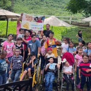 Gabriel Soto Instagram - Que gran convivencia con estos GUERREROS de vida 🙏🏼🙏🏼🙏🏼!!! Felicidades @elyb_arcenas por esta labor con la Fundación Campanas de la Victoria 🙌🏻🙌🏻🙌🏻 #equinoterapia🐴