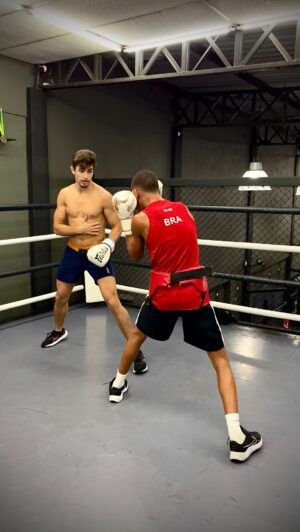 Gabriel Souza Instagram - Boxe de maneta 😂🔥 
@erickcostamoreno 
@wdkaio 
@academiavittoria @projetovittoriaboxe