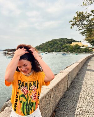 Gabriela Barros Instagram - Como o macaco gosta de banana, eu gosto da Urca. 🫶🏻🍌