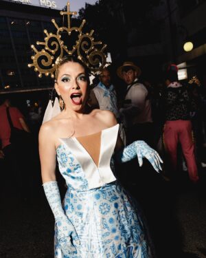 Gabriela Barros Instagram - Ontem, minutos antes de descer a Avenida, vestidos de azul e branco, a sentir o coração na boca e a gritar “ Ai é pois é, São Vicente é que é!” 💙

Obrigada a cada um da @marchadesaovicente por me fazer sentir em casa desde do primeiro encontro. Obrigada, Bruno e Sofia por me escolherem para ser vossa madrinha. Foi uma honra!

Roupa @nuno.gama 
Ph  @afonsodbatista