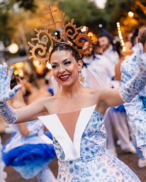 Gabriela Barros Instagram - Ontem, minutos antes de descer a Avenida, vestidos de azul e branco, a sentir o coração na boca e a gritar “ Ai é pois é, São Vicente é que é!” 💙

Obrigada a cada um da @marchadesaovicente por me fazer sentir em casa desde do primeiro encontro. Obrigada, Bruno e Sofia por me escolherem para ser vossa madrinha. Foi uma honra!

Roupa @nuno.gama 
Ph  @afonsodbatista