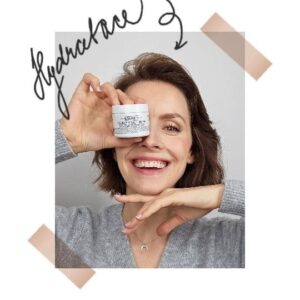 Gabriela Lašková Instagram - • Hydratace jako základ - s Ultra Facial Cream ✔️

Tento ikonický krém od Kiehl's je základ v péči o pleť, kterou hydratuje po celý den. Je velmi jemný, nemastící se, rychle se vstřebává. Mám ho velmi ráda pod líčení. Pleť je po něm jemná, vyživená a zdravě vypadající. Je vhodný pro všechny typy pleti. 

Obsahuje: 
skvalan – hydratační olej, který posiluje a obnovuje hydratační bariéru pleti

glycerin – přirozeně se vyskytuje i v pleti, zvlhčuje a zjemňuje, pomáhá v pleti udržovat vlhkost

ledovcový glykoprotein – hloubkově pleť hydratuje, uchovává v ní vyváženou úroveň zvlhčení 
bez parfemace, barviv a minerálních olejů

#kiehls #hydratace #ultrafacialcream #peceoplet #skincare @kiehlsczsk #beforeandafter #makeup