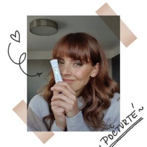 Gabriela Lašková Instagram - ~ Tohle je mé čtvrté těhotenství ~

• Na Beníčka jsme si počkali skoro rok, nepřál nám čas, práce, ale hlavně asi má psychika. Bylo to po svatbě a na každé společenské akci jsem čelila otázkám, kdy přijde miminko a já pořád mlžila, že se snažíme a že to snad brzy přijde. Zpětně bych mnohdy reagovala jinak, řekla jim, že to prostě nejde, ať se neptají, ale tehdy jsem to nedokázala uchopit. Měla jsem pocit, že selhávám, bála se a vlastně nechtěla, aby se psalo, že to nejde, protože jsem to sama nechtěla slyšet. Nebylo to jednoduché, ale pak jsem změnila gynekologii (hurá manželům Horákovým), přišla nějaká vnitřní úleva, že je vše v pořádku, a hned na to dvě čárky, najednou mi byl celý ten uplynulý rok úplně jedno. Tak strašně jsem se na Beníčka těšila!

• Druhý pokus se povedl hned, nemohli jsme tomu uvěřit. Bohužel jen několik týdnů na to jsem o miminko přišla. Bylo to těžké, byla jsem z toho strašně smutná a pořád jsem přemýšlela nad tím, co jsem udělala špatně. Od okolí jsem slyšela, že to tak mělo být, že to bylo naštěstí "brzy" nebo že můžu být ráda, že to nebylo pořádně ještě miminko. Věděla jsem, že jsou mnohem bolestivější ztráty a měla pocit, že ta má vlastně nebyla dost velká, a tak jsem o ní nemluvila. Ale pro mě byla. Obrázek z ultrazvuku mám schovaný pořád a občas si říkám, jaké by asi miminko bylo.

• Jen co to šlo, zkusili jsme to znovu a štěstí bylo za krátký čas zase na naší straně. Tak strašně jsem se bála, aby s námi miminko zůstalo, že kdybych tenkrát nepracovala v televizi a taky to na mě někdo neřekl bulváru, nechala bych si to dlouho jen a jen pro sebe. Bála jsem se, abych o Vinouška taky nepřišla. Naštěstí to byl náš Vincent, čirá energie a bojovník, a všechno jsme zvládli až do samotného závěru. Ten sice jednoduchý nebyl, naopak, porod byl náročný a měli jsme namále, ale dopadlo to dobře. Za to budu vždycky vděčná. Za oba porody samozřejmě. Kluci moji milovaní. 

Pokračování v komentáři 👇🏻
