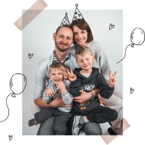 Gabriela Lašková Instagram - • Někdo má narozeniny, my máme přání jediný! Ať jsi zdravý a s námi šťastný, tatínku náš 🤍

Milujeme chvíle s tebou - teda - milujeme tě!

#stestiveliky #krasnenarozeniny #hlavarodiny #klucimoji