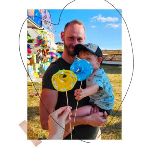 Gabriela Lašková Instagram - • Víkend ! 🎪

Záhony, skleník, základ pro bazén, pouť, cukrová vata, papírové růže, dětská oslava, záhony, další kousek zahrady, zase záhony, grilování, bazének, Hugo, kombajn na poli a suchá tráva.

#víkend #malevelkeradosti #klucimoji #ladolcevita