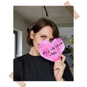 Gabriela Lašková Instagram - • Miluju ty svoje kluky, miluju naše miminko, miluju, že se máme. Nejen na Valentýna. A už teď se těším, až si dáme pusu pod rozkvetlou třešní. To je náš svátek! 🩷 

Co vy, Valentýn? První Máj? Oboje?

* Tohle srdíčko pro maminku ... moje hormony se ho nemohou nabažit!

#miluju #klucimoji #vděčná