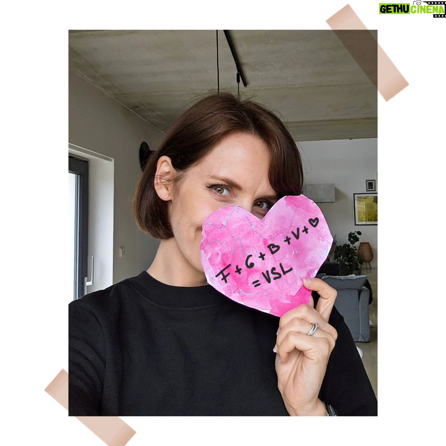 Gabriela Lašková - 3 Likes - • Miluju ty svoje kluky, miluju naše miminko, miluju, že se máme. Nejen na Valentýna. A už teď se těším, až si dáme pusu pod rozkvetlou třešní. To je náš svátek! 🩷
Co vy, Valentýn? První Máj? Oboje?
* Tohle srdíčko pro maminku ... moje hormony se ho nemohou nabažit!
#miluju #klucimoji #vděčná