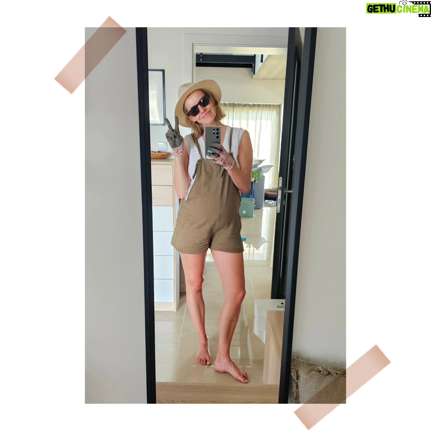 Gabriela Lašková - 3 Likes - • Víkend ! 🎪
Záhony, skleník, základ pro bazén, pouť, cukrová vata, papírové růže, dětská oslava, záhony, další kousek zahrady, zase záhony, grilování, bazének, Hugo, kombajn na poli a suchá tráva.
#víkend #malevelkeradosti #klucimoji #ladolcevita