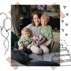 Gabriela Lašková Instagram - • 34 🎂 

Včera za mnou přijeli Laškovic rodina a slavilo se do večera, miluju je všechny. Dneska mám sice oficiálně narozeniny, ale dnešnímu dni velela únava, tepláky a gauč. A byly to krasné narozeniny. A přání, přání mám jediný. Ať jsme zdraví, celá rodina a hlavně ten náš malý dárek. Příští rok už bude slavit u mě v náručí 🤞🏻🤍

Kytička od každého mého kluka je nejkrásnější tradice, kterou s narozením kluků zavedl manžel. Zbožňuju je a jsem za ně strašně vděčná. Ach, ty hormony!

#dneskamamnarozeniny #34 #šťastná #vděčná