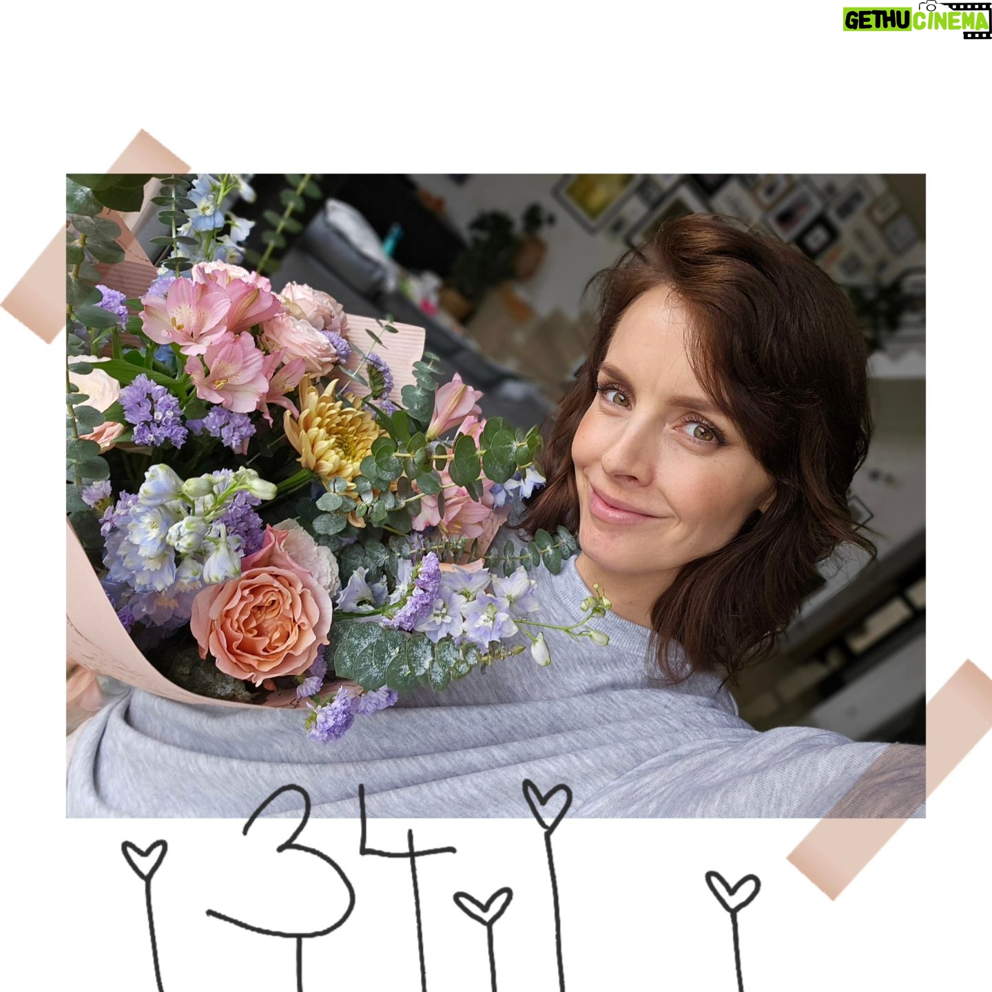 Gabriela Lašková - 3 Likes - • 34 🎂
Včera za mnou přijeli Laškovic rodina a slavilo se do večera, miluju je všechny. Dneska mám sice oficiálně narozeniny, ale dnešnímu dni velela únava, tepláky a gauč. A byly to krasné narozeniny. A přání, přání mám jediný. Ať jsme zdraví, celá rodina a hlavně ten náš malý dárek. Příští rok už bude slavit u mě v náručí 🤞🏻🤍
Kytička od každého mého kluka je nejkrásnější tradice, kterou s narozením kluků zavedl manžel. Zbožňuju je a jsem za ně strašně vděčná. Ach, ty hormony!
#dneskamamnarozeniny #34 #šťastná #vděčná