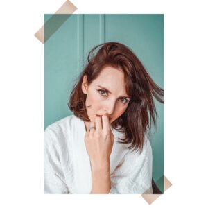 Gabriela Lašková Instagram - • Tak dlouho jsem chtěla dlouhé vlasy, až jsem ze dne na den nevěděla proč. Najednou jsem se na sebe dívala a nepoznávala se, pár protenčených dlouhých pramenů, žádný šmrnc, nuda, zoufale jsem chtěla změnu - a pořádnou. Mohlo to být pod ramena, ale já se toho nebála. Chtěla jsem takové francouzské mikádo, ale aby mi šel culík. Ofina je delší a variabilní - jde na patku, dozadu, ale i do čela. Takhle jsou vlastně jen vyfénované, bože jak já jsem spokojená! Co teprve až na ně vezmu kulmu ✌🏻

DĚKUJU @toniandguysalonprague @janiiiicka za střih a Alence za barvu 🫶🏻 

#proměna #novystrih #nakrátko #mikádo #bob #strasnespokojena #shorthair #frenchbob #brunette #hairinspiration #toniandguy