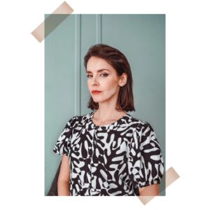 Gabriela Lašková Instagram - • Tak dlouho jsem chtěla dlouhé vlasy, až jsem ze dne na den nevěděla proč. Najednou jsem se na sebe dívala a nepoznávala se, pár protenčených dlouhých pramenů, žádný šmrnc, nuda, zoufale jsem chtěla změnu - a pořádnou. Mohlo to být pod ramena, ale já se toho nebála. Chtěla jsem takové francouzské mikádo, ale aby mi šel culík. Ofina je delší a variabilní - jde na patku, dozadu, ale i do čela. Takhle jsou vlastně jen vyfénované, bože jak já jsem spokojená! Co teprve až na ně vezmu kulmu ✌🏻

DĚKUJU @toniandguysalonprague @janiiiicka za střih a Alence za barvu 🫶🏻 

#proměna #novystrih #nakrátko #mikádo #bob #strasnespokojena #shorthair #frenchbob #brunette #hairinspiration #toniandguy