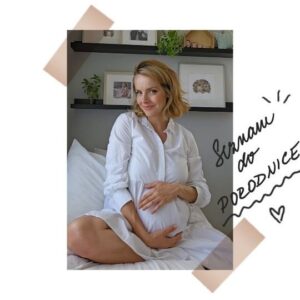 Gabriela Lašková Instagram - • Balím do porodnice ✔️ pokračování na oddělení šestinedělí.

Noční košile s knoflíčky - ale nejspíš zvolím tu nemocniční

Lehký župan

Omyvatelné pantofle - ty budu mít připravené už k porodu

Kosmetická taška: 

Šampon   balzám / suchý šampon, hřeben, žiletka, deodorant, kartáček   pasta, pleťový krém, krém pro případné odlíčení po porodu, tělové mýdlo, intimní gel - mám připravené dva - @ziaja_ceska_republika - používala jsem během těhotenství a Herbalon - ten mi hodně kamarádek doporučilo na poporodní hojení, tak se přikláním spíše k němu. Na doporučení jsem pořídila gel s dubovou kůrou. 

Ručníky - na tělo, na ruce, na PRSA, na intimní partie a případně na obličej.

Prsní vložky   kojící podprsenka (Mám dobrou zkušenost se značkou Medela a Lidl) - záleží, jak rychle nastoupí laktace. Po dvou zkušenostech jsem ale připravena už do porodnice. Co mi hodně pomohlo v začátcích byla lanolinová mast (Canpol babies), která je bez dalších přísad, nemusí se umývat před kojením, regeneruje, ulevuje, hojí. Dobrou zkušenost mám také s levandulovým olejem, ten se ovšem umývat musí.

Kojící kloboučky - poprvé mi velmi pomohly na vpáčené bradavky, podruhé na poranění, vždy jsem je používala jen chvíli, nebylo třeba déle, mám jen pozitivní zkušenost, proto je mám připravené i do třetice - kdyby náhodou.

Prsní vložky Canpol babies mám osvědčené, dobře sají, nedráždí bradavky a drží v podprsence. Velké balení je základ.

Chladivý polštářky Avent jsou velmi příjemná záležitost, velmi. Kojící čaj! 

Od Canpol babies mám i poporodní vložky a síťované kalhotky. 

Poporodní vložky jsem zvolila tyto velké superabsorbční, které jsou dlouhé, savé, ale přitom tenké a velmi pohodlné, a pak tyto menší. Raději počítám, že bude třeba více savosti, než méně, ale pokaždé jsem čelila jiné intenzitě, a tak jsem připravena na oboje.

Síťované kalhotky jsou pevné a krásně drží tvar, nohavičky nekloužou nahoru a přitom jsou prodyšné.

Hodně maminek doporučuje měkký toaletní papír. Já to vždy zvládla s tím, co bylo, ale tento tip případně posílám dál.

👇🏻 Pokračování v komentáři: