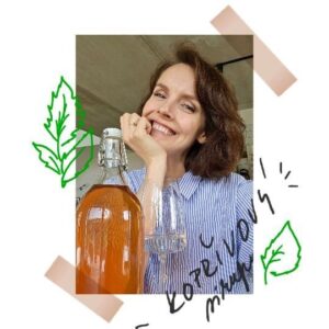 Gabriela Lašková Instagram - • Sirup z mladých kopřiv 🌱

• Suroviny:
3 litry vody
3 citrony
Cca 100 vršků kopřiv (mladé lístky, já dala asi 1/3 - 1/2  hrnce)
4  lžičky kyseliny citronové
2,5 - 3 kg cukru krystal

* Vodu jsem svařila s citróny, které jsem umyla a nakrájela na kolečka, a nechala vychladnout. Kopřivy jsem očistila, propláchla, nechala okapat a pak přidala do lázně s citrony. Promíchala a nechala 24 hodin louhovat. Poté přecedila, vymačkala. Teď máte dvě možnosti: za studena - nasypat cukr, kyselinu citronovou a míchat, až se všechen cukr rozpustí, poté nalít do vysterilizovaných lahví, anebo zahřát k bodu varu, rozpustit cukr a kys. citronovou, dát do vysterilizovaných horkých sklenic a obrátit víkem dolů, pak vydrží dlouho. 

Sirup je vynikající 👌🏻 S vodou (já ráda perlivou) nebo jako sladidlo do čaje, mňam.

• Sušené listy na čaj - V jedné várce jsem sušila jen listy, v druhé už jsem nechávala stonky. Žádný rozdíl. Lístky jsem omyla, nechala okapat. V sušičce jsem sušila na 40°C cca 4-5 hodin. Na konvici stačí pár listů, lžička medu, citron! 👌🏻

#sirup #kopřivovýsirup #kopřivy #tip #recept