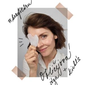 Gabriela Lašková Instagram - • Cvičíte obličejovou jógu? #Kiehls

Fitra nepoužívám a injekcím se (tedy alespoň zatím) vyhýbám, prostě to chci zkusit přirozeně. Co se mi líbí - s zatím se stále učím - je obličejová jóga. Ráda používám Gua Shu (ten růžový kámen), ale bohatě stačí prsty. Inspirace je plný Instagram, já se ráda učím u @valeriiaveksler nebo @martadrimalondrackova . Neberte mou jógu jako návod, ale spíš jako inspiraci. Za co se ale mohu stoprocentně zaručit jsou tyto produkty od Kiehl's, které vám s vráskami pomohou:

• Ultra Pure High-Potency Serum % Niacinamide 
Obličejové sérum pomáhá redukovat nedokonalosti a přebytečný maz, zklidňuje podrážděnou pleť. 

• Super Multi-Corrective Cream
Zpevňuje, vyhlazuje, redukuje viditelnost jemných linek a vrásek, sjednocuje tón pleti, hydratuje a dodává viditelný lifting. 

Toho rozdílu si všimnete, za to vám ručím ✌🏻

@kiehlsczsk #kiehlsczsk #oblicejovajoga #facejoga #facelifting #inspirace #skincare #nofilter #aging #30  #spoluprace
