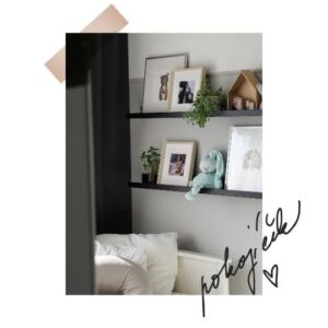 Gabriela Lašková Instagram - • Takhle jsme proměnili hostinský pokoj v pokojíček pro naše malé miminko. Ve spolupráci s @elisdesign_czsk jsme vybrali nábytek, nakoupili doplňky, vymalovali, přidělali obrázky a poličku, vybavili přebalovací komodu, připravili hračky a oblečení a už jen čekáme, kdy mu vše poprvé ukážeme 🫶🏻

* Přístí týden pro vás budu mít slevový kód na 15% u Elis Design, který bude platit úplně úplně na VŠE. Takže se pomalu podívejte, zda by se vám něco nehodilo a můžete udělat sobě a svým dětem radost.

#detskypokoj #pokojpromiminko #barterovaspoluprace #promena #elisdesign #slevovykod #sleva #tip #nabytek #montessori #hracky #doplnky #nurseryroom #babyboy #beforeandafter