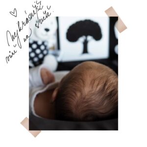 Gabriela Lašková Instagram - • Nejkrásnější vůně na světě. Dala bych cokoliv za to, kdybych tu vůní mohla nějak uchovat. Nemůžu se Edvarda "načuchat" 🫶🏻 Když mi leží na břiše, mmmm!
Taky tu vůní hlavičky milujete? 

* A ty hnědý vlásky. Vinoušek byl taky tmavší, ale neřekla bych, že tolik. Uvidíme, jak se nám vybarví, chlapeček.

#novorozenec #vunemiminka #laskamalinka