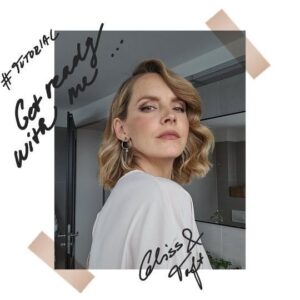 Gabriela Lašková Instagram - • GET READY WITH ME !

Vlasový styling na 40th World Final Schwartzkopf Elite Model Look ve spolupráci se @Schwartzkopf - Gliss & Taft.

Pro umytí a hydrataci vlasů jsem zvolila řadu Liquid Silk s ceramidy a hedvábím, která je vhodná pro lámavé a matné vlasy, vyhlazuje jejich povrch, zvyšuje přirozený lesk a zanechává je jemné.

Taft Heat Protection sprej je základem každé tepelné úpravy vlasů, který je chrání před tepelnou zátěží. Snažím se vždy vlasy upravovat na max. 180 stupňů.

Pro styling jsem zvolila Taft Volume 4, který naprosto fantasticky zafixuje účes, ale zároveň nelepí vlasy. Výbornou zkušenost mám s pudrem pro dodání textury nebo objemu. Buď ho nasypu do dlaní a promnu ve vlasech nebo aplikuju přímo na kořínky vlasů.

Vlasy točím žehličkou směrem od obličeje v několika vrstvách, zafixuji lakem, rozčešu kartáčem a pomocí úzkého hřebenu uhladím a dotvaruji s pomocí laku do požadovaného tvaru.

Nalíčit, hotovo. Tak co tomu říkáte?

#schwartzkopf #gliss #taft #spoluprace #getreadywithme #beforeandafter@schwarzkopf #gliss #taft #foreveryyou #hairstories #vlasovapece #ad
